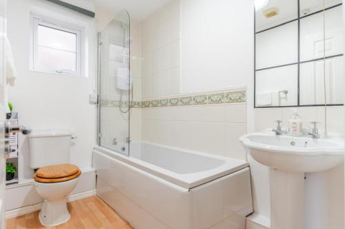 Modern Three Bedroom House Free parking wifi photo 17