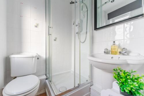 Modern Three Bedroom House Free parking wifi photo 9