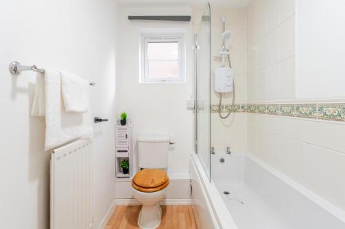 Modern Three Bedroom House Free parking wifi photo 15