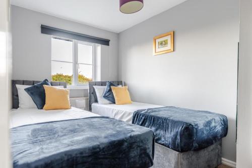 Modern Three Bedroom House Free parking wifi photo 14
