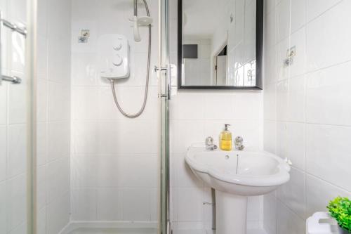 Modern Three Bedroom House Free parking wifi photo 19