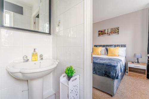 Modern Three Bedroom House Free parking wifi photo 20