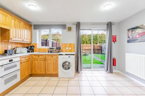 Modern Three Bedroom House Free parking wifi photo 25