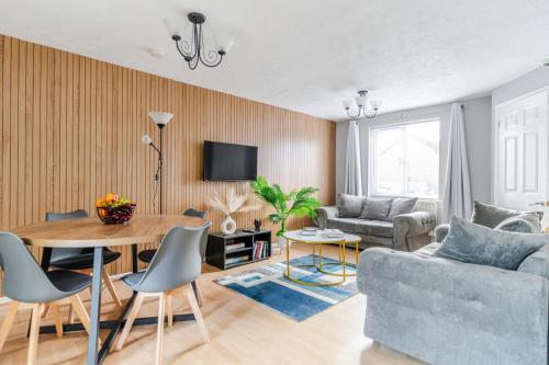 a living room with a table and chairs at Modern Three Bedroom House Free parking wifi in Bristol