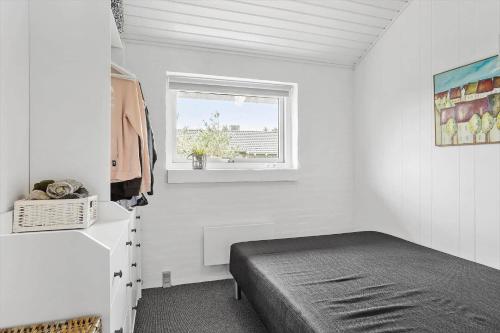 ein kleines Schlafzimmer mit einem Bett und einem Fenster in der Unterkunft 760 Thisted - Pighvarvej 30 in Thisted