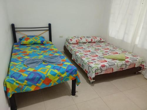 twee bedden naast elkaar in een slaapkamer bij El Paraíso in Rivera