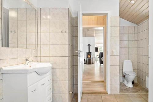een badkamer met een wastafel en een toilet bij 599-Thisted-Fiskervej-165 in Thisted