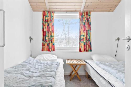 een slaapkamer met twee bedden en een raam bij 599-Thisted-Fiskervej-165 in Thisted