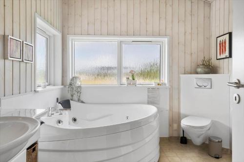 un bagno bianco con vasca e WC di 866-Thisted-Klemsvej-35 a Thisted