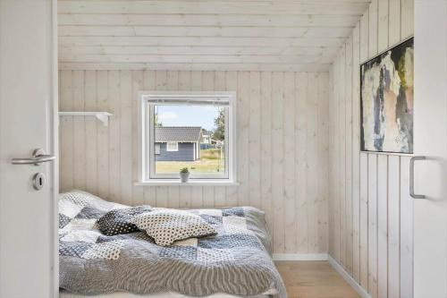 una camera da letto con un letto e una finestra di 866-Thisted-Klemsvej-35 a Thisted