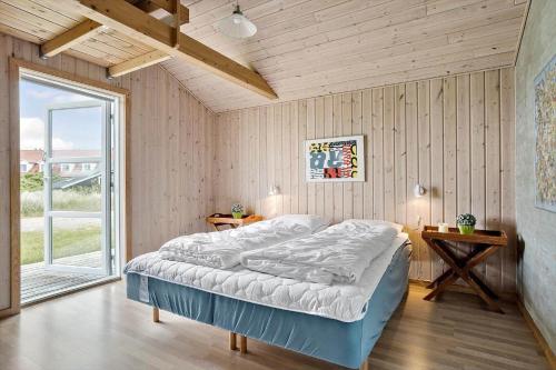 een slaapkamer met een bed en een groot raam bij 928-Thisted-Kobbelsti-15 in Torsted