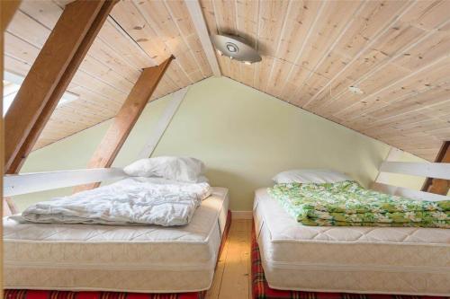 twee bedden in een kamer met een zolder bij 695-Thisted-Fiskervej-80 in Thisted