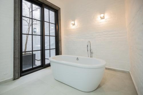 a white bath tub in a bathroom with a window at CASONA San Geronimo in Atotonilco el Alto