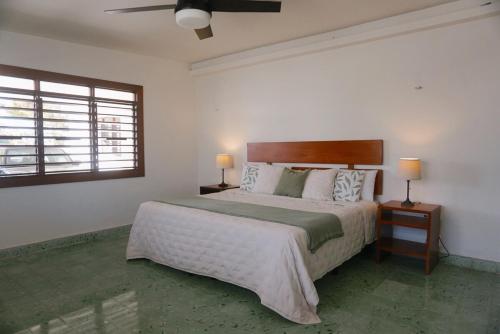 ein Schlafzimmer mit einem großen Bett und einem Fenster in der Unterkunft Beach house Chuchos in Chelem