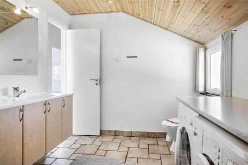 un bagno bianco con un water e un lavandino di 542-Thisted-Kuttervej-11 a Thisted