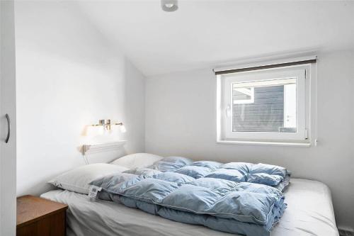 un letto in una stanza bianca con una finestra di 542-Thisted-Kuttervej-11 a Thisted