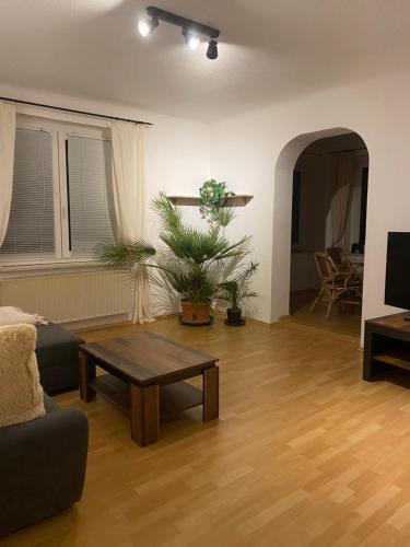 een woonkamer met een bank en een salontafel bij Ferienwohnung Fernblick in Bannewitz