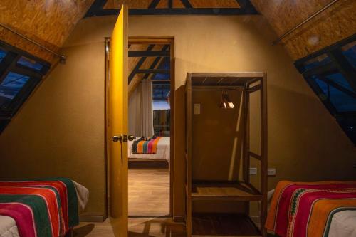 a room with two bunk beds and a mirror at Cabaña mágica en Valle Sagrado in Cusco