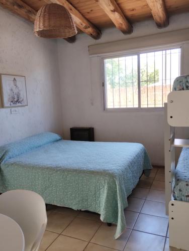 Giường trong phòng chung tại LA BARRICA ESTUDIO, Departamento funcional y acogedor con CHECK IN AUTONOMO, en Mendoza Capital Centrico, con hermosa terraza para disfrutar!