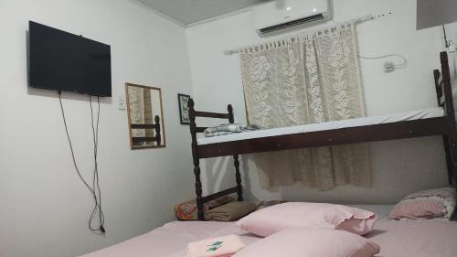 Ein Bett oder Betten in einem Zimmer der Unterkunft Casa da Mariângela