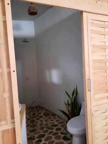 een badkamer met een toilet in een kamer met een plafond bij Casa kuxtal in Zipolite