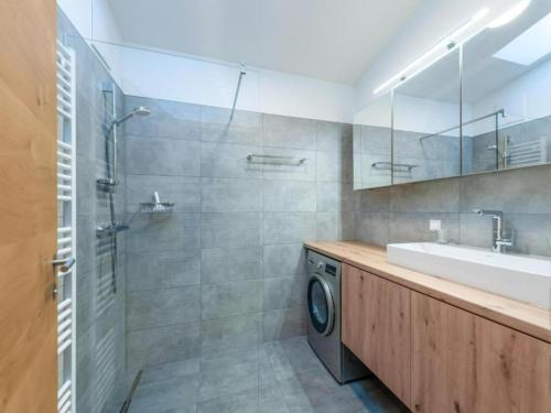 une salle de bain avec un lavabo et une machine à laver dans l'établissement Grimming, à Gröbming