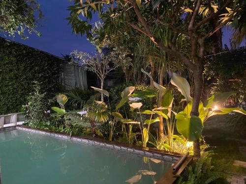 einen Pool in einem Garten in der Nacht in der Unterkunft Phòng View sân vườn-hồ bơi in Ấp Phú Khương