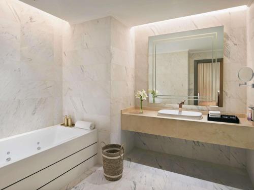 Et badeværelse på Mövenpick Hotel Waad Al Shamal