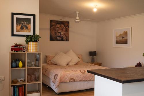 En eller flere senge i et værelse på Bower On Becket - Couples Retreat