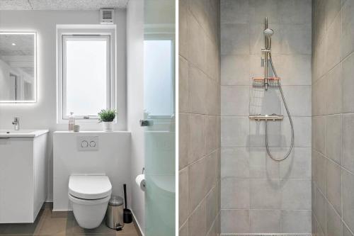 twee foto's van een badkamer met een toilet en een douche bij 940-Hvide-Sande-Langsand-169 in Hvide Sande
