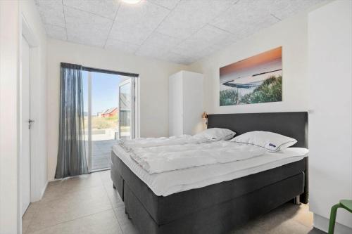 Giường trong phòng chung tại 924-Hvide-Sande-Langsand-137-stuen