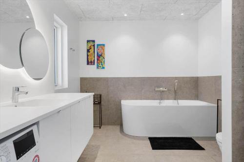 Phòng tắm tại 924-Hvide-Sande-Langsand-137-stuen