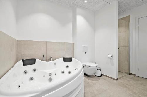 Et badeværelse på 9929-Hvide-Sande-Langsand-194-stuen