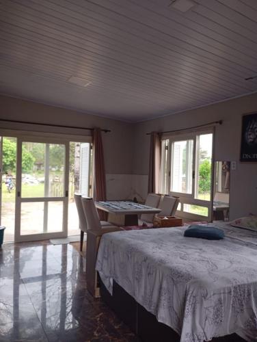 een slaapkamer met een bed, een tafel en stoelen bij net kit for 4 people in Torres