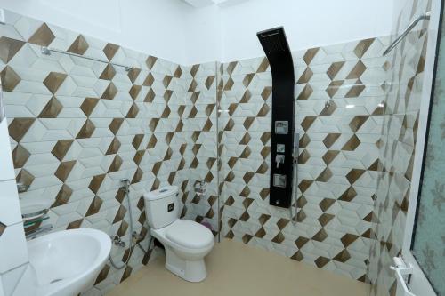 een badkamer met toilet en wastafel bij Ivory Canopy Resort - Ella in Ella