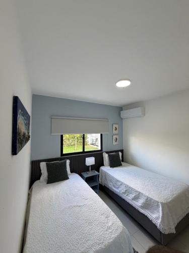 ein Schlafzimmer mit zwei Betten und einem Fenster in der Unterkunft Oasis Costa Cana in Punta Cana in Punta Cana