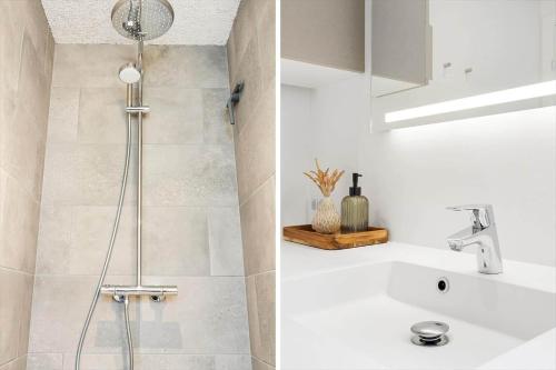 een badkamer met een douche en een wastafel bij 9952-Hvide-Sande-Langsand-204 in Hvide Sande