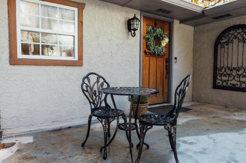 een tafel en twee stoelen voor een deur bij Escape to Villa Serena - with a Hidden Speakeasy in Dahlonega