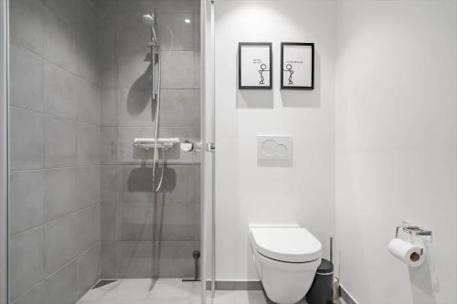 Phòng tắm tại 921-Hvide-Sande-Langsand-180-stuen