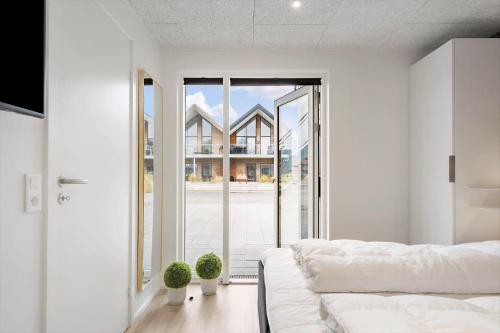 Giường trong phòng chung tại 921-Hvide-Sande-Langsand-180-stuen