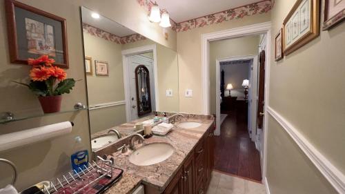 Koupelna v ubytování Barker House 3# Suite-heart of oldtown