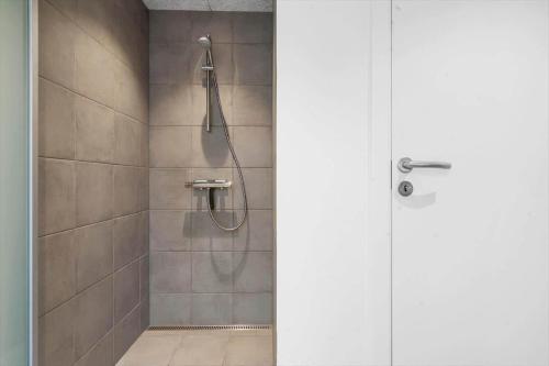 una doccia con soffione in un bagno di 949-Hvide-Sande-Langsand-161 a Hvide Sande