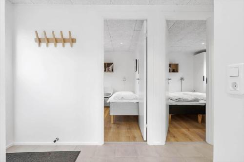 Camera bianca con letto e specchio di 949-Hvide-Sande-Langsand-161 a Hvide Sande