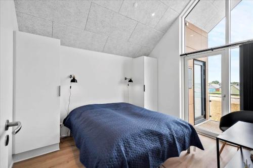 En eller flere senge i et værelse på 914-Hvide-Sande-Langsand-196-1-sal