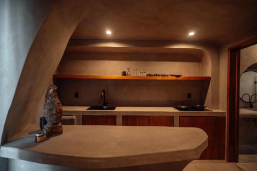 een keuken met een gootsteen en een aanrechtblad bij Eos Wellness by Amazonia in Tulum