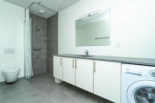 een badkamer met wastafel en wasmachine bij 903-Hvide-Sande-Langsand-94 in Hvide Sande