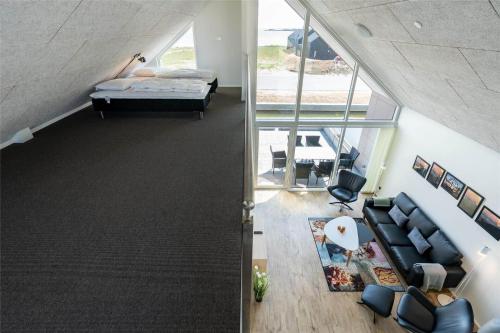 een kamer met een bed en stoelen bij 903-Hvide-Sande-Langsand-94 in Hvide Sande