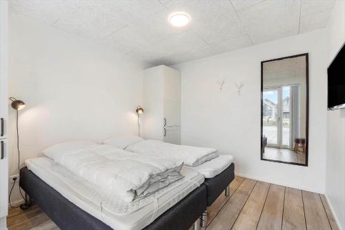 En eller flere senge i et værelse på 9930-Hvide-Sande-Langsand-106-stuen