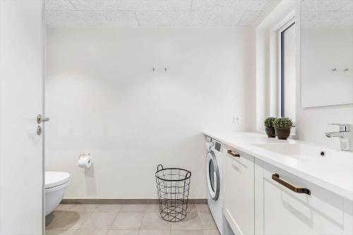 Et badeværelse på 9930-Hvide-Sande-Langsand-106-stuen