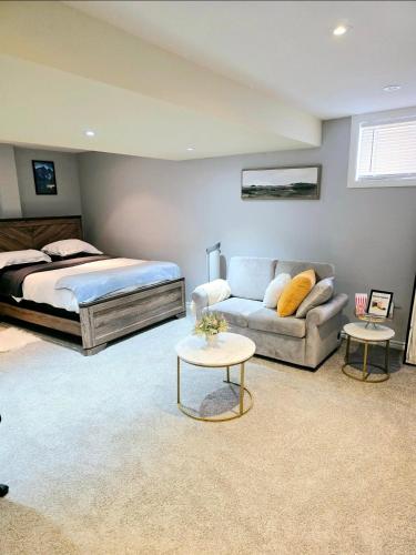 ein Schlafzimmer mit einem Bett und einer Couch in der Unterkunft Welcome to your Serene Gateway in London